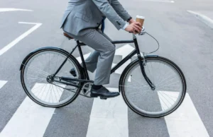 Тешко повреден велосипедист по удар од автомобил во Скопје