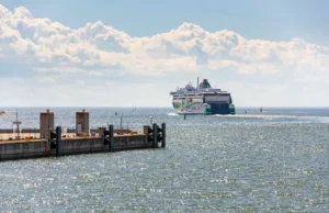 (Видео) Нападнати руски пристаништа во Балтикот, суспендиран извозот на нафта и гориво