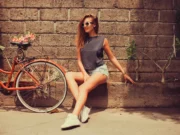 (Фото) Пет неодоливи комбинации на облека со патики што ќе доминираат оваа пролет