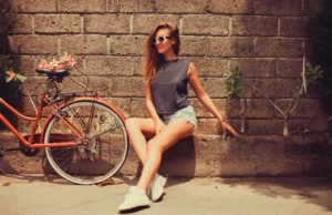 (Фото) Пет неодоливи комбинации на облека со патики што ќе доминираат оваа пролет