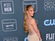 (Фото) Гламурот заменет со „обично“ издание: Џеј Ло каква што не сме ја виделе одамна