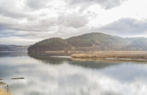 Променливо облачно со сончеви периоди, максималната температура до 16 степени