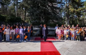 Свечено менување на државното знаме во претседателскиот Кабинет