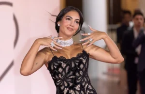 (Видео) Свршеницата на Роналдо повторно е тема на медиумите: во црн фустан ги истакна своите облини