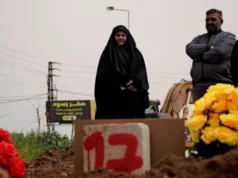 Со плач и прегратки, на импровизирани гробишта се погребуваат загинатите од нападите во Либан