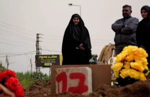 Со плач и прегратки, на импровизирани гробишта се погребуваат загинатите од нападите во Либан