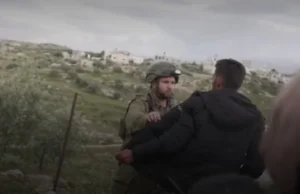 (Видео) Со вперени пушки израелската војска приведе екипа на Си-Ен-Ен