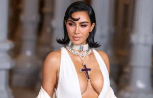 (Фото) Ким Кардашијан продава комплет што го носеше минатата година: Цената вртоглаво скокна