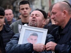 Една година по трагедијата Кочани жали за загинатите 63 жртви, меѓу кои и деца