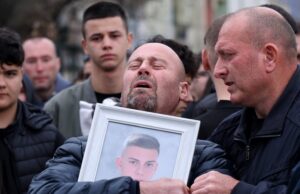 Една година по трагедијата Кочани жали за загинатите 63 жртви, меѓу кои и деца