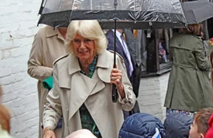 (Фото) И Кралицата Камила има „ново лице“: плати 1.700 евра за популарниот третман