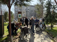 (Фото) Општина Кисела Вода со инклузивна акција: Децата со церебрална парализа садеа цвеќе заедно со градоначалничката и советниците