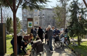 (Фото) Општина Кисела Вода со инклузивна акција: Децата со церебрална парализа садеа цвеќе заедно со градоначалничката и советниците