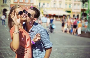 Пет хороскопски знаци кои ќе ја пронајдат љубовта оваа пролет