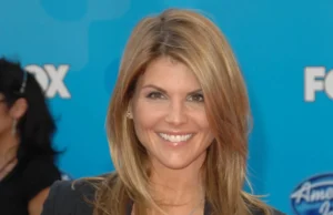 (Фото) Актерката во 60-тите години „запали“ со деколтето: Затворот не успеа да ја уништи