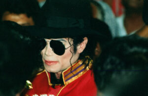 Четворица браќа и сестри тврдат: Мајкл Џексон сексуално нè злоставуваше со години