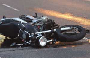 Мотоциклист тешко повреден по судир со куче на патот Р’жаничино–Таор