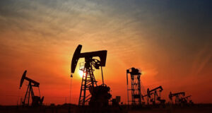 Цените на нафтата скокнаа над 83 долари