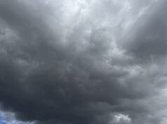 Утре променливо облачно време со повремени врнежи од дожд