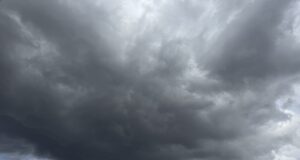 Утре променливо облачно време со повремени врнежи од дожд