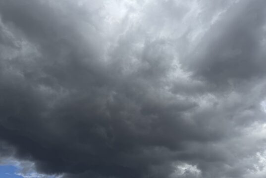 Утре променливо облачно време со повремени врнежи од дожд