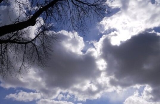 Утре променливо облачно време со температура до 17 степени