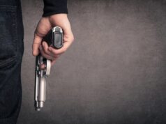 Семејно насилство во Скопје: Со пиштол пукал кон сопругата, куршумот се одбил од паркетот и завршил во прозорецот