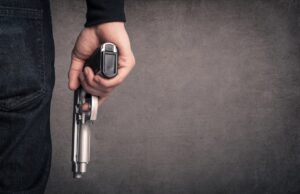 Семејно насилство во Скопје: Со пиштол пукал кон сопругата, куршумот се одбил од паркетот и завршил во прозорецот