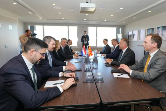 (Фото) Мицкоски се сретна со Пленковиќ: Разменети мислења за за актуелните предизвици во Европа, регионалната соработка и европската перспектива