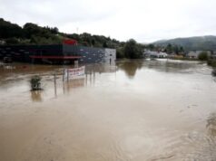 Обилни снежни врнежи предизвикаа поплави и дефекти во БиХ