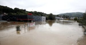 Обилни снежни врнежи предизвикаа поплави и дефекти во БиХ