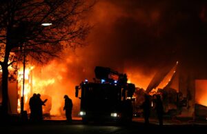 (Видео) Огромен пожар на Централната железничка станица во Глазгов: евакуации поради уривање на зграда