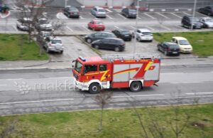 Пожар во куќа на „Партениј Зоографски“ во Скопје, полицаец заврши на Клиникa поради вдишан чад