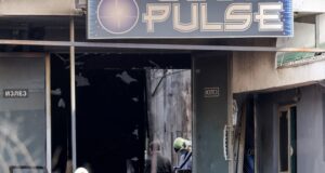 (Видео) 63 срца со имињата на жртвите поставени пред „Пулс“ во Кочани