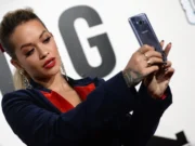 (Фото) Милиметри ја делеа од скандал: Познатата пејачка за малку ќе ги покажеше градите