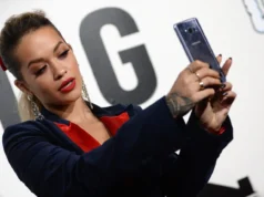 (Фото) Милиметри ја делеа од скандал: Познатата пејачка за малку ќе ги покажеше градите