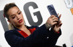 (Фото) Милиметри ја делеа од скандал: Познатата пејачка за малку ќе ги покажеше градите