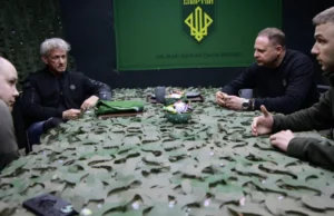 (Фото) Шон Пен ги посети војниците од 3-та оперативна бригада „Спартан“