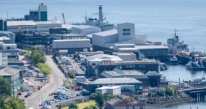 Иранец и Романка обвинети за обид за влез во британска нуклеарна база