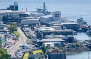 Иранец и Романка обвинети за обид за влез во британска нуклеарна база