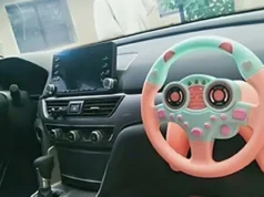 Иранците со фотографија се потсмеваат на изјавата на Трамп