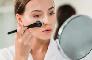 (Видео) Трик за шминкање за визуелно помал нос што можете да го направите дома