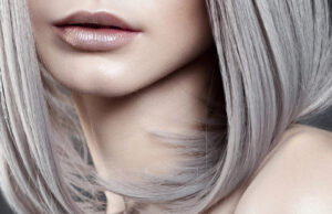 (Фото) Нов тренд за убавина го крши старото правило – седата коса повеќе не е скриена