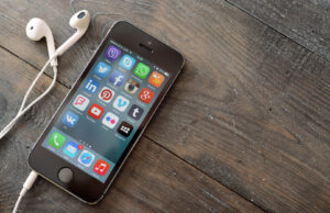 Хороскопски знаци што не го пуштаат телефонот од рака – склони се кон зависност од новите технологии