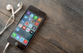 Хороскопски знаци што не го пуштаат телефонот од рака – склони се кон зависност од новите технологии