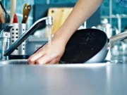 Изгорена тава ви предизвикува главоболка: со еден евтин трик, никогаш повеќе нема да го имате тој проблем