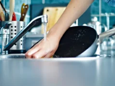 Изгорена тава ви предизвикува главоболка: со еден евтин трик, никогаш повеќе нема да го имате тој проблем