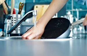 Изгорена тава ви предизвикува главоболка: со еден евтин трик, никогаш повеќе нема да го имате тој проблем