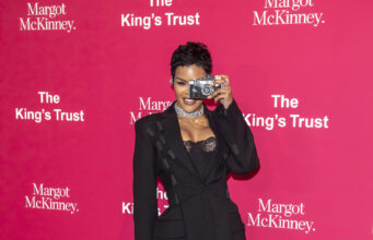 (Видео) Актерката покажа нова верзија на „гол фустан“, сите се прашуваат – дали е навистина гола?