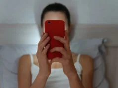 Астролозите откриваат: Овие четири знака се најголемите зависници од мобилни телефони